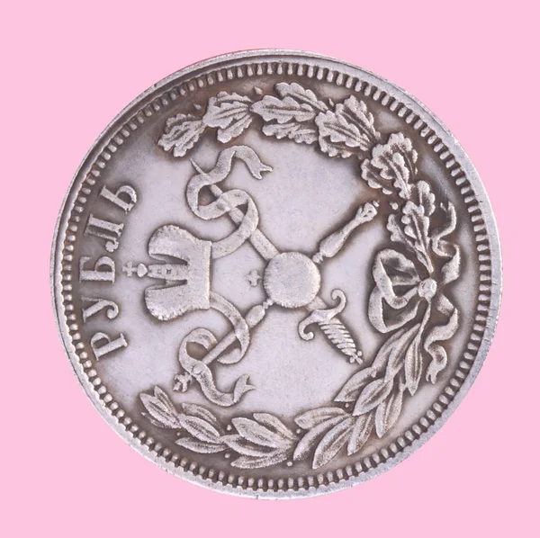 卢布硬币被孤立在粉红色背景上 — 图库照片