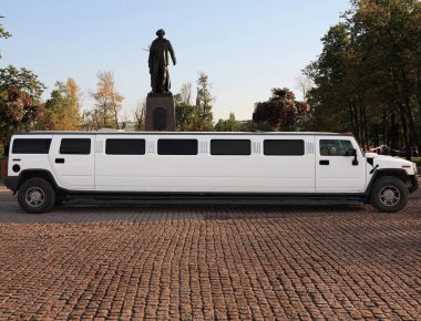 Düğün limuzini resmi tören için bekliyor.