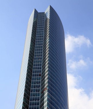 Gökyüzü arka planındaki ofis binasının kenarı
