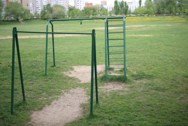 Şehir parkında yatay bar