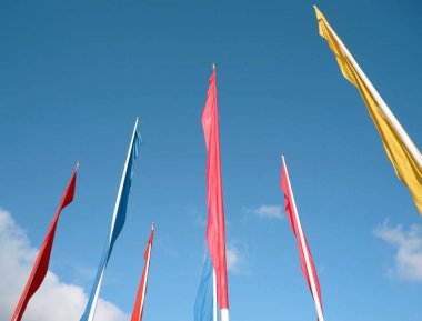 gökyüzü arka plan üzerinde pek çok renkli bayraklar