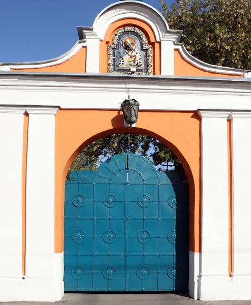 秋の日の教会の門 — ストック写真