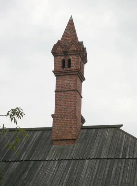 Τούβλο Καμινάδα Ξύλινη Στέγη — Φωτογραφία Αρχείου