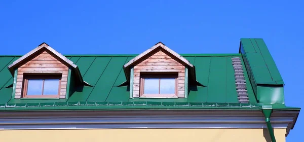 Zelená Střecha Dům Dřevěnou Podkroví — Stock fotografie