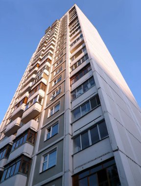 Gökyüzü arkaplanındaki ev binasının kenarı
