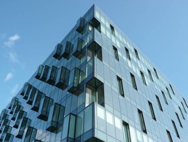 Gökyüzü arka planındaki ofis binasının kenarı