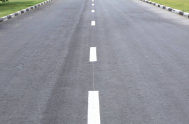 Gündüz vakti caddede otoyol