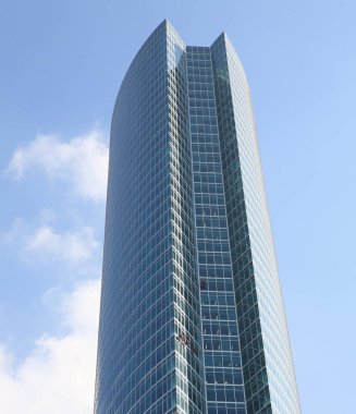 Gökyüzü arka planındaki ofis binasının kenarı