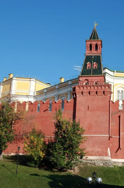 Şehir merkezinde gökyüzü arka planı üzerine Kremlin kulesi