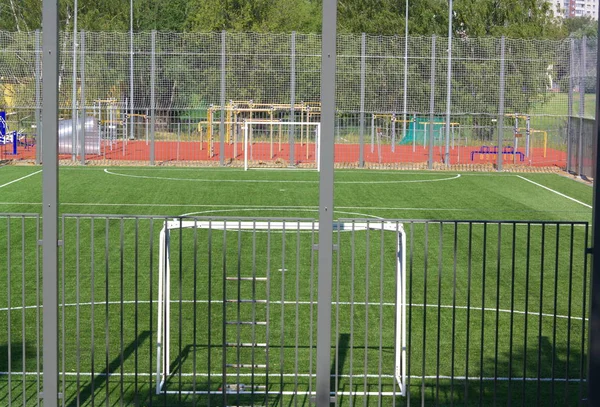 Fußballplatz Der Nähe Von Zaun Sonnigen Tag — Stockfoto