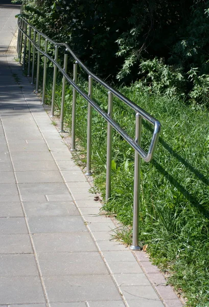 Güneşli Yaz Gününde Parkta Metal Çitler — Stok fotoğraf