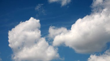 Mavi gökyüzünde bulut