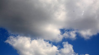 Mavi gökyüzünde bulut