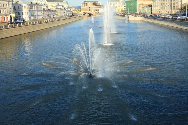 Fontaine sur la rivière le jour — Photo