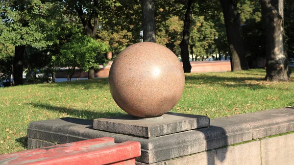 Bola de granito no dia — Fotografia de Stock