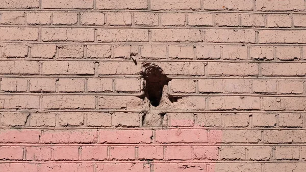 Fondo de pared de ladrillo rojo con agujero negro — Foto de Stock