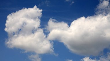 Mavi gökyüzünde bulut