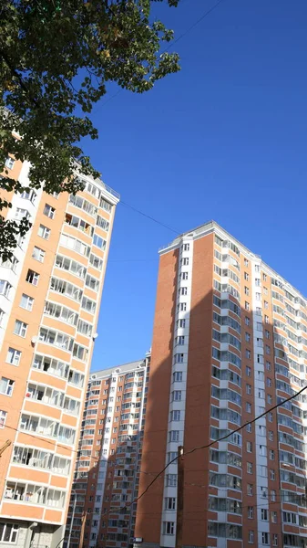 Casa edifício no dia ensolarado seco — Fotografia de Stock