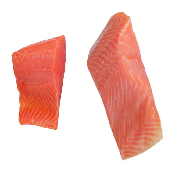 Dois pedaços de filé de peixe vermelho isolado em branco — Fotografia de Stock