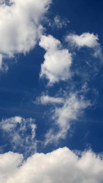 Nuvem no céu azul — Fotografia de Stock