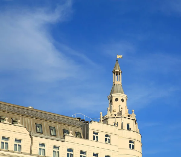 Edificio per uffici con capstan — Foto Stock