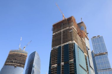 Gökdelen arka planda gelişiyor 