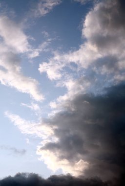 Mavi gökyüzünde bulut