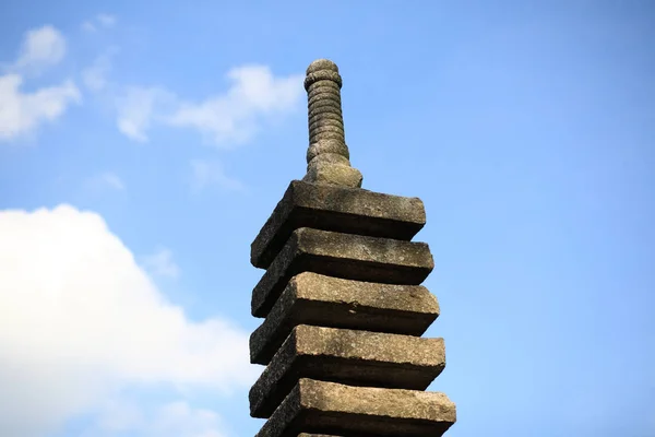 Coluna de pedra no jardim japão — Fotografia de Stock