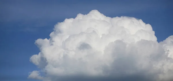 Wolken am blauen Himmel — Stockfoto