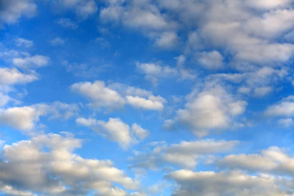 Nuage sur ciel bleu — Photo