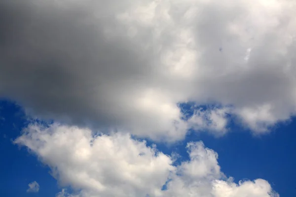 Wolken am blauen Himmel — Stockfoto