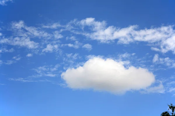 Wolken am blauen Himmel — Stockfoto