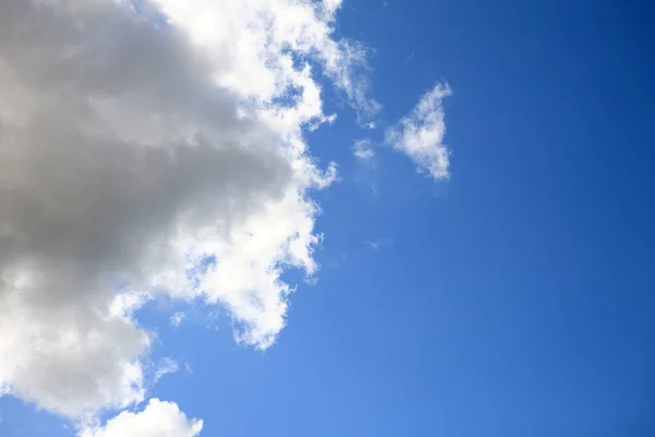 Nube su cielo blu — Foto Stock