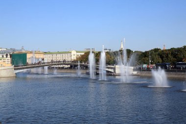 Nehirdeki birçok çeşme