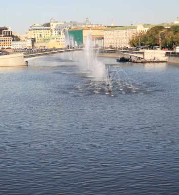 Nehirdeki birçok çeşme