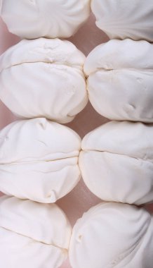 Kurak bir günde pembe zemin üzerinde bir sürü beyaz lokum