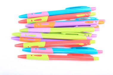 Beyaz Arkaplanda çok sayıda tükenmez kalem