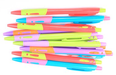 Beyaz Arkaplanda çok sayıda tükenmez kalem