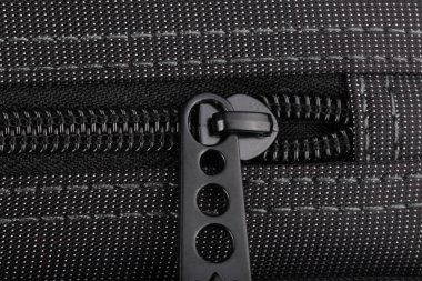 Beyaz noktalı siyah çanta.