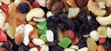 Kuru, güneşli yaz gününde kurutulmuş meyve seti.