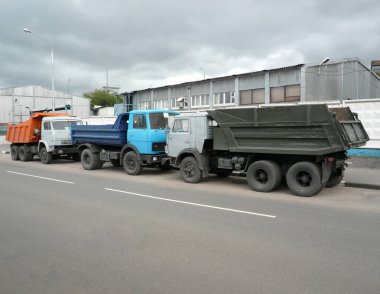 gri, mavi ve turuncu kamyonlar