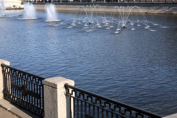 Fontana sul fiume di giorno — Foto Stock