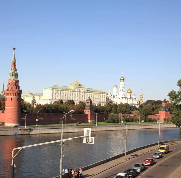 Kremlinturm, Kai und Fluss — Stockfoto