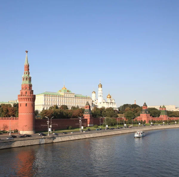 Torre, muelle y río del Kremlin —  Fotos de Stock