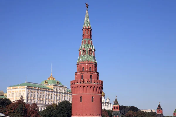 Torre do Kremlin no fundo do céu — Fotografia de Stock