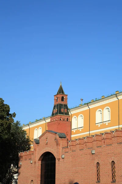 Torre do Kremlin no fundo do céu — Fotografia de Stock