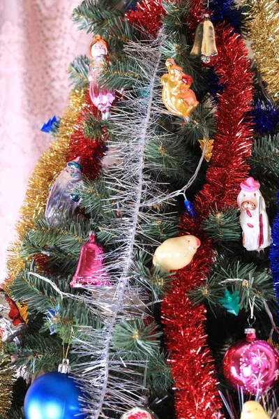 Jouets sur sapin de Noël vert — Photo