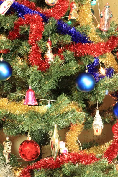 Brinquedos em abeto de Natal verde — Fotografia de Stock