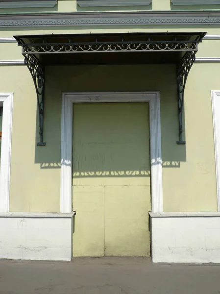 Kapı şeklinde sarı duvar eski — Stok fotoğraf