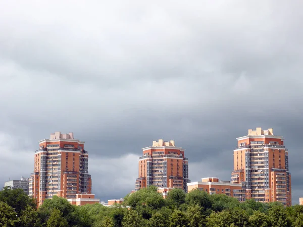 Building and lowering clouds — Stock Photo, Image